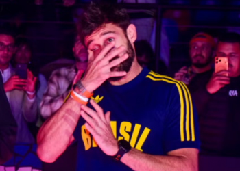 Filho de Oscar Schmidt se emociona ao revisitar legado do pai em evento da NBA